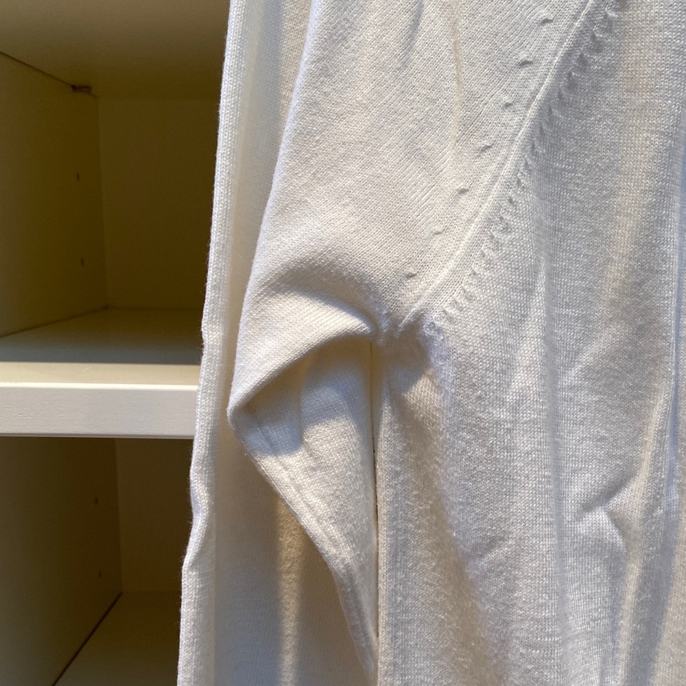 Banana Republic White V-Neck Sweater. Size M. GUC - Picture 9 of 12